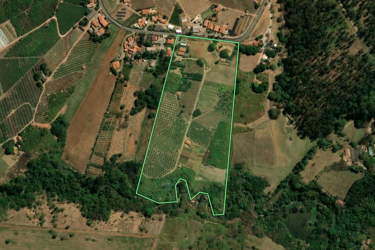 Imagem de satélite do imóvel rural em Valinhos (SP), com o contorno declarado no CAR desenhado por cima.