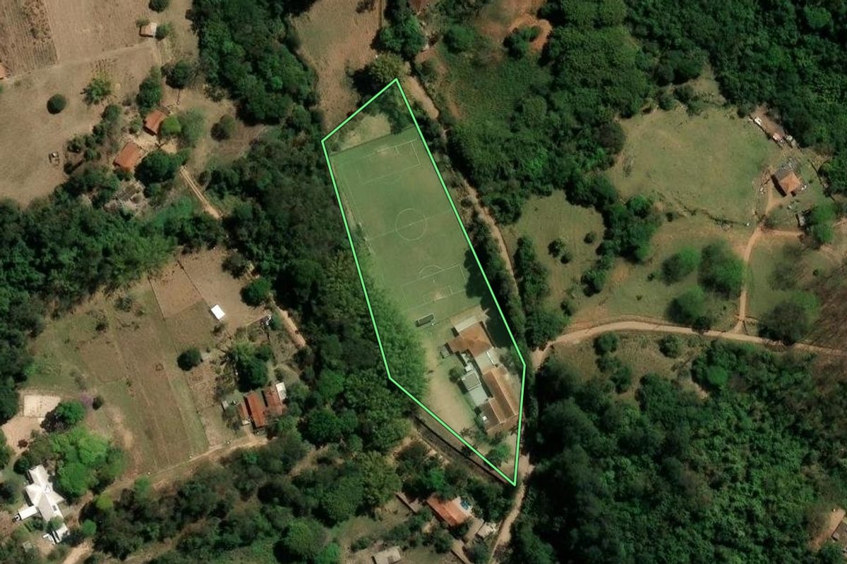 Imagem de satélite do imóvel rural em Valinhos (SP), com o contorno declarado no CAR desenhado por cima.
