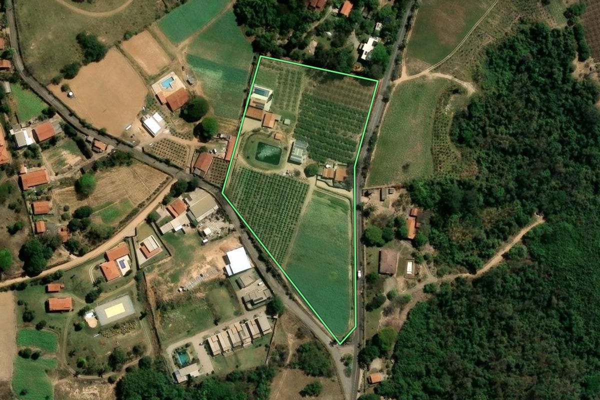Imagem de satélite do imóvel rural em Valinhos (SP), com o contorno declarado no CAR desenhado por cima.