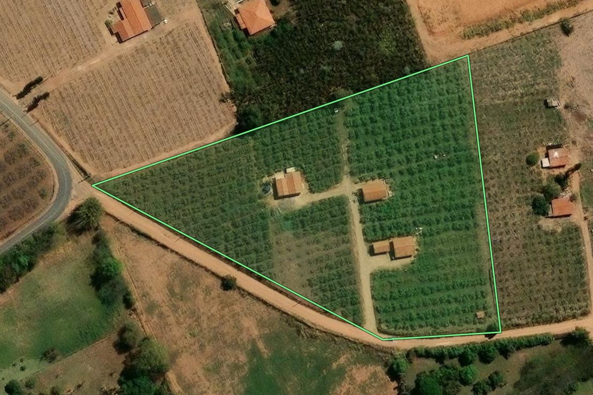 Imagem de satélite do imóvel rural em Valinhos (SP), com o contorno declarado no CAR desenhado por cima.