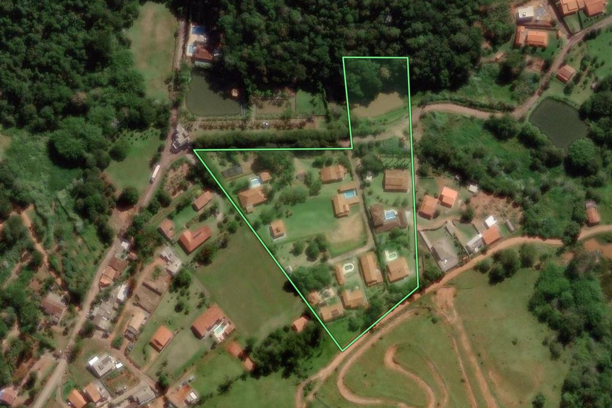 Imagem de satélite do imóvel rural em Valinhos (SP), com o contorno declarado no CAR desenhado por cima.