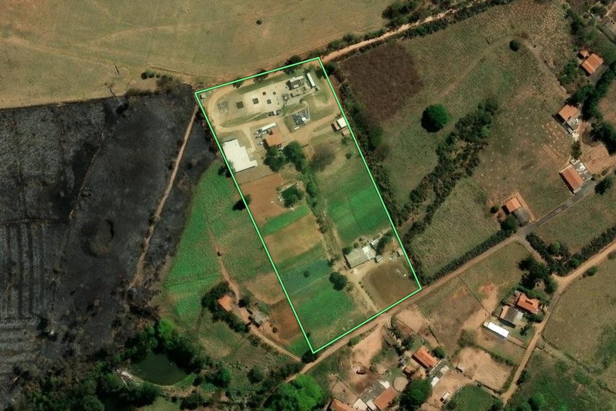 Imagem de satélite do imóvel rural em Valinhos (SP), com o contorno declarado no CAR desenhado por cima.