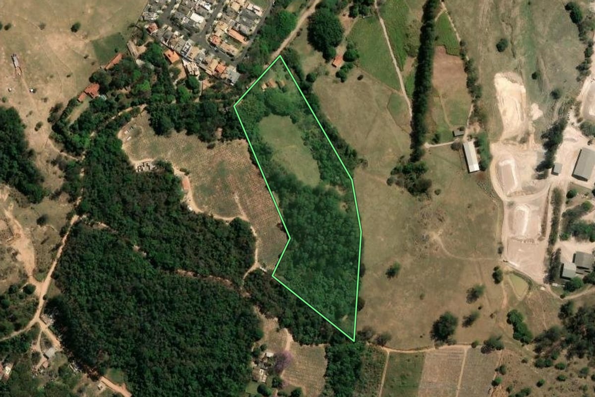 Imagem de satélite do imóvel rural em Valinhos (SP), com o contorno declarado no CAR desenhado por cima.
