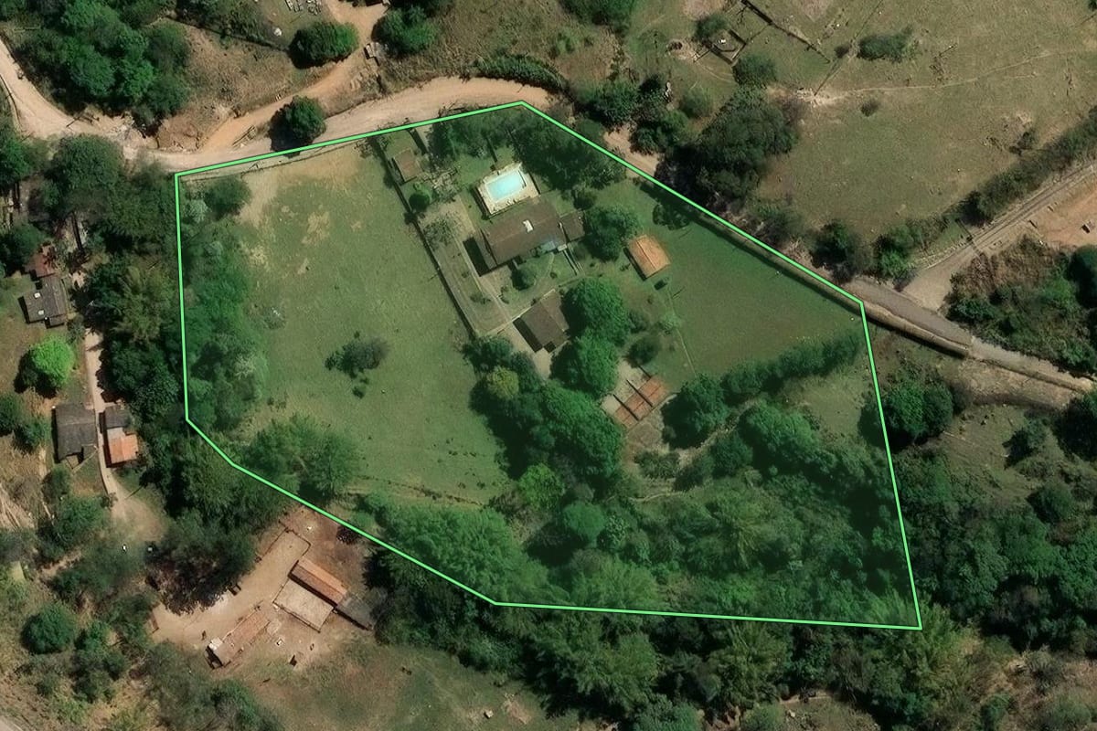 Imagem de satélite do imóvel rural em Valinhos (SP), com o contorno declarado no CAR desenhado por cima.