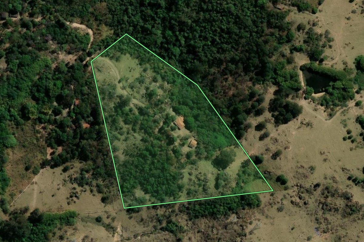 Imagem de satélite do imóvel rural em Valinhos (SP), com o contorno declarado no CAR desenhado por cima.