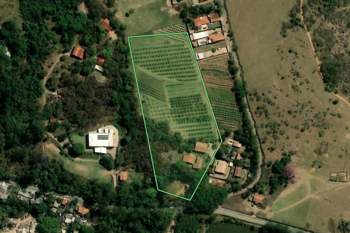 Imagem de satélite do imóvel rural em Valinhos (SP), com o contorno declarado no CAR desenhado por cima.