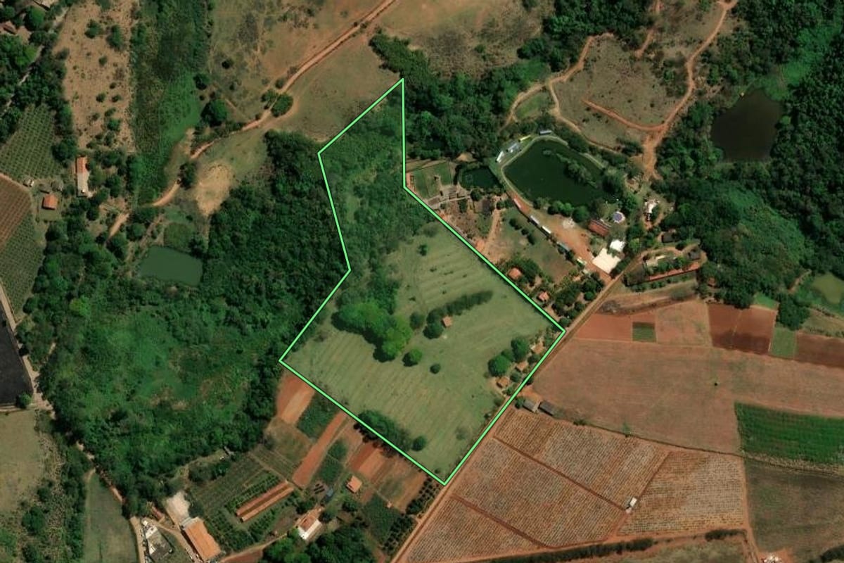 Imagem de satélite do imóvel rural em Valinhos (SP), com o contorno declarado no CAR desenhado por cima.