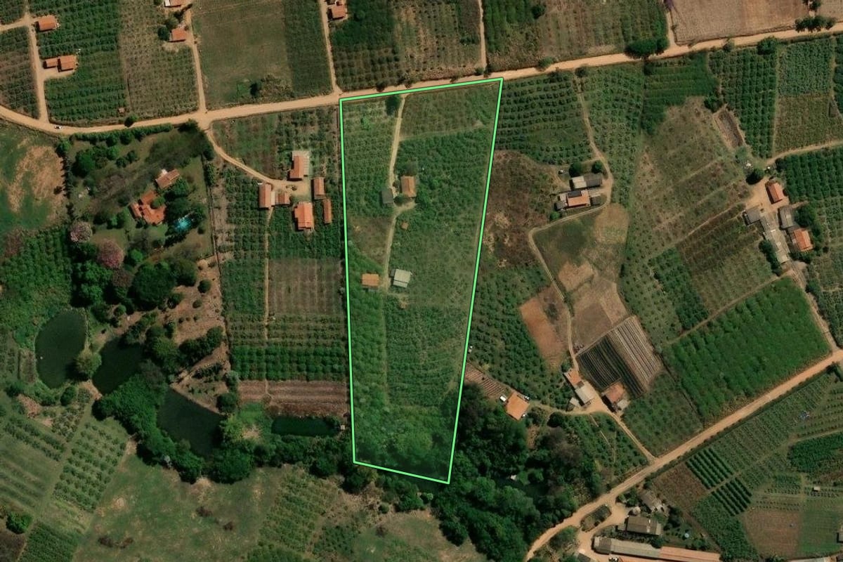 Imagem de satélite do imóvel rural em Valinhos (SP), com o contorno declarado no CAR desenhado por cima.