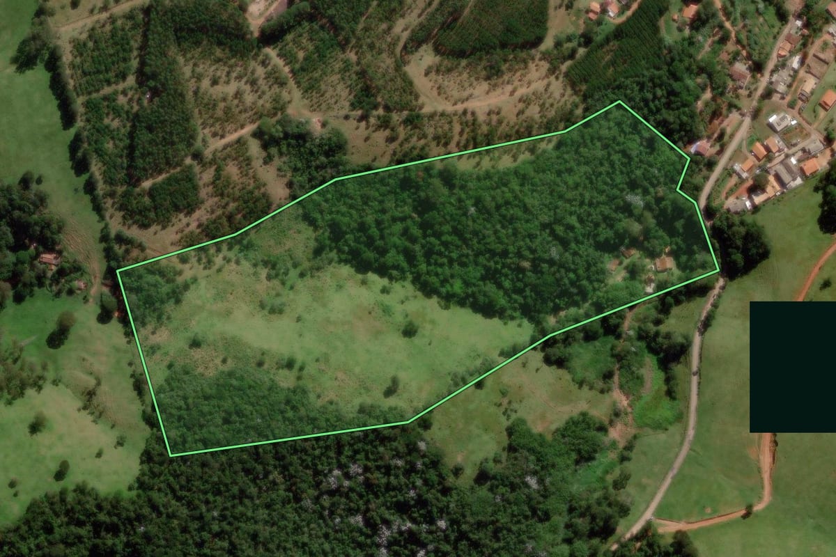 Imagem de satélite do imóvel rural em Valinhos (SP), com o contorno declarado no CAR desenhado por cima.