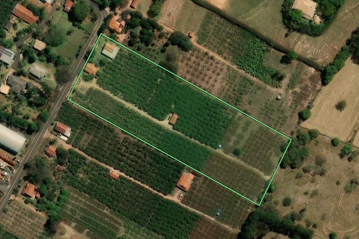 Imagem de satélite do imóvel rural em Valinhos (SP), com o contorno declarado no CAR desenhado por cima.