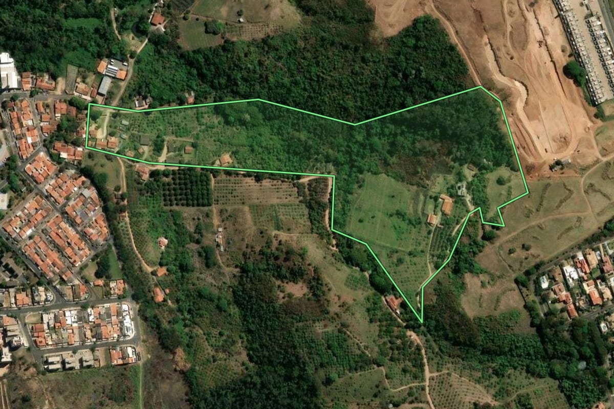 Imagem de satélite do imóvel rural em Valinhos (SP), com o contorno declarado no CAR desenhado por cima.