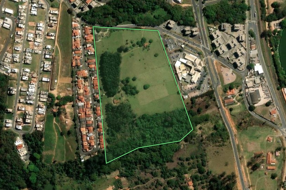 Imagem de satélite do imóvel rural em Valinhos (SP), com o contorno declarado no CAR desenhado por cima.