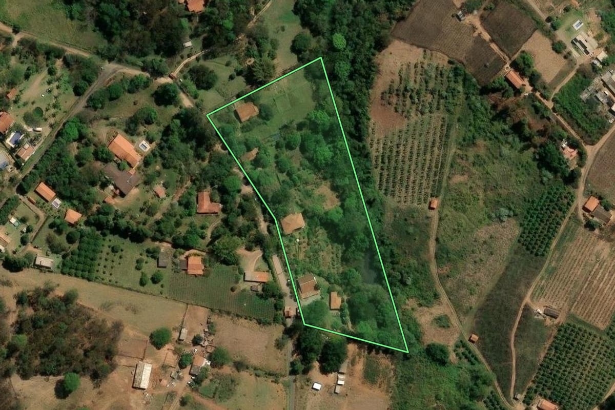 Imagem de satélite do imóvel rural em Valinhos (SP), com o contorno declarado no CAR desenhado por cima.