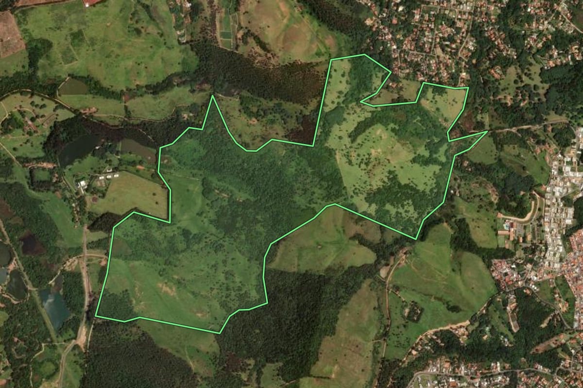 Imagem de satélite do imóvel rural em Valinhos (SP), com o contorno declarado no CAR desenhado por cima.