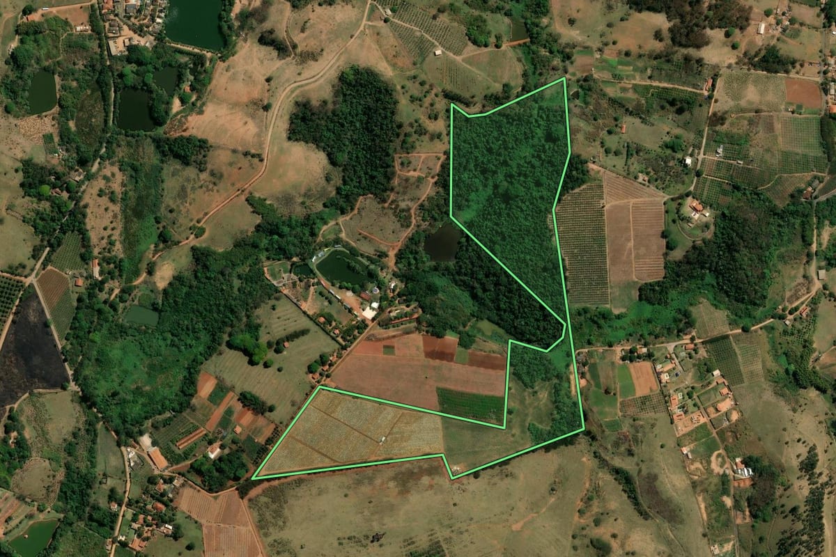 Imagem de satélite do imóvel rural em Valinhos (SP), com o contorno declarado no CAR desenhado por cima.