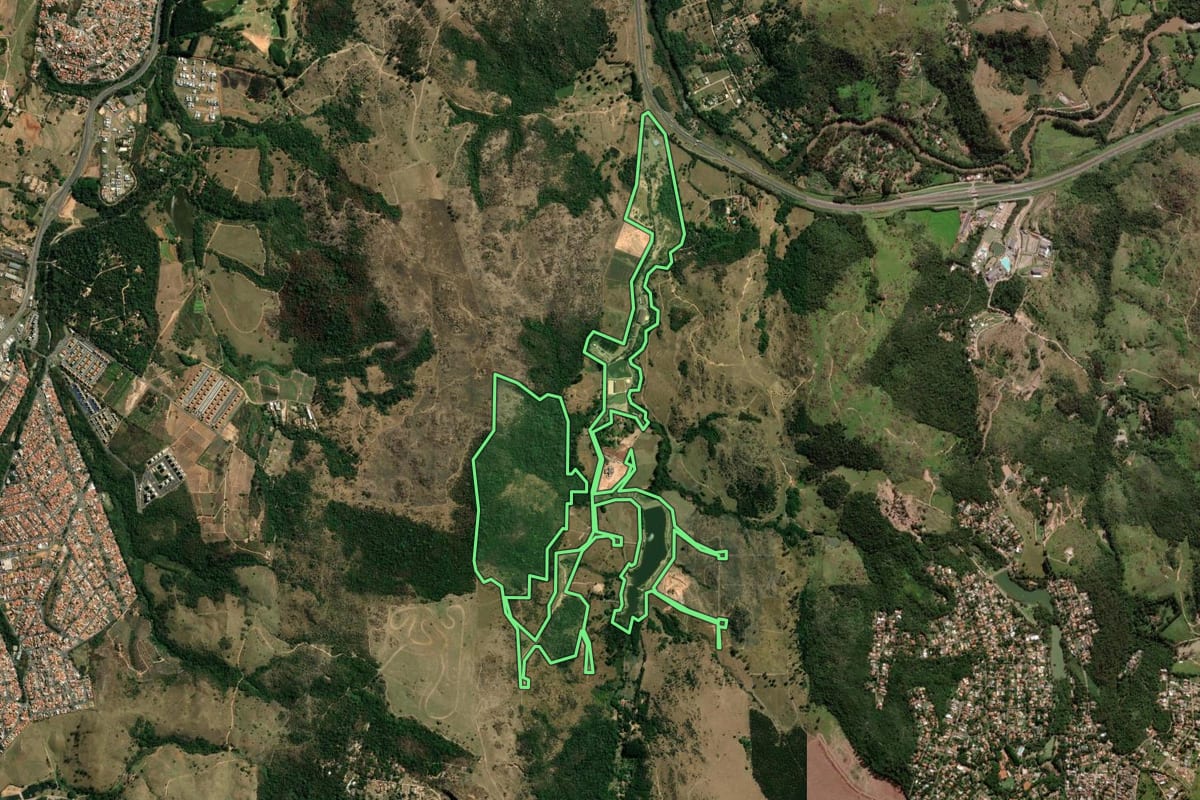 Imagem de satélite do imóvel rural em Valinhos (SP), com o contorno declarado no CAR desenhado por cima.