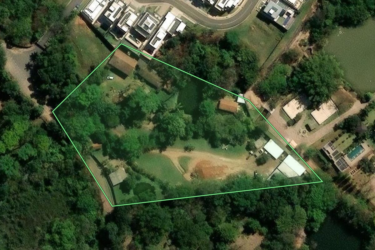 Imagem de satélite do imóvel rural em Valinhos (SP), com o contorno declarado no CAR desenhado por cima.