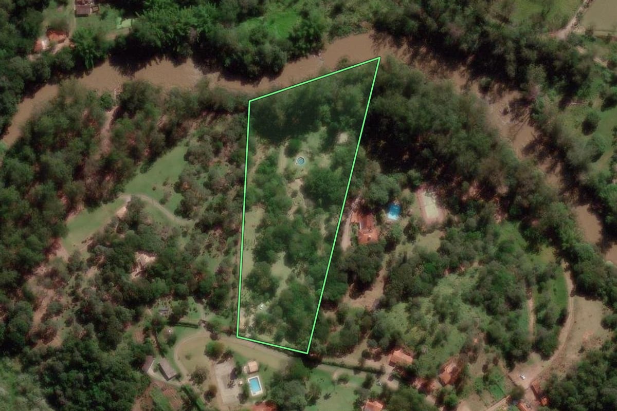 Imagem de satélite do imóvel rural em Valinhos (SP), com o contorno declarado no CAR desenhado por cima.