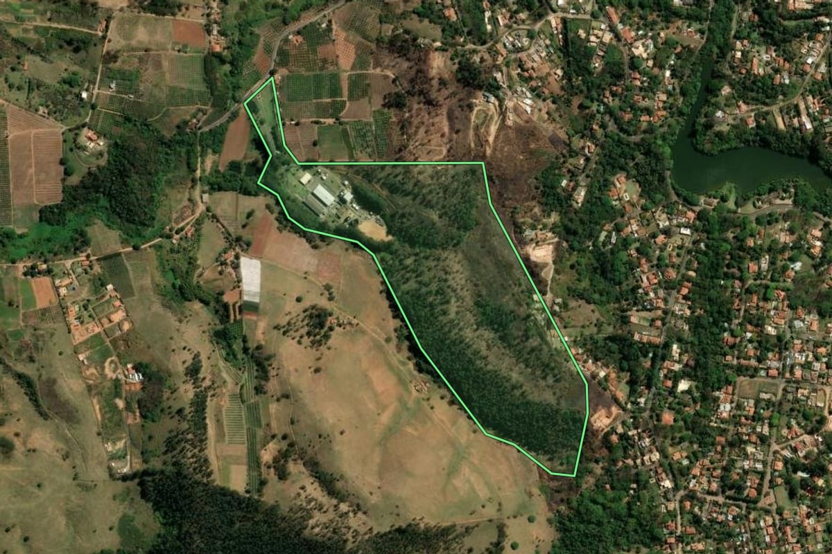 Imagem de satélite do imóvel rural em Valinhos (SP), com o contorno declarado no CAR desenhado por cima.