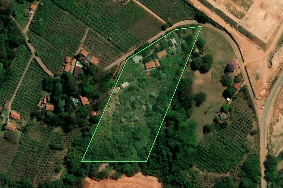 Imagem de satélite do imóvel rural em Valinhos (SP), com o contorno declarado no CAR desenhado por cima.