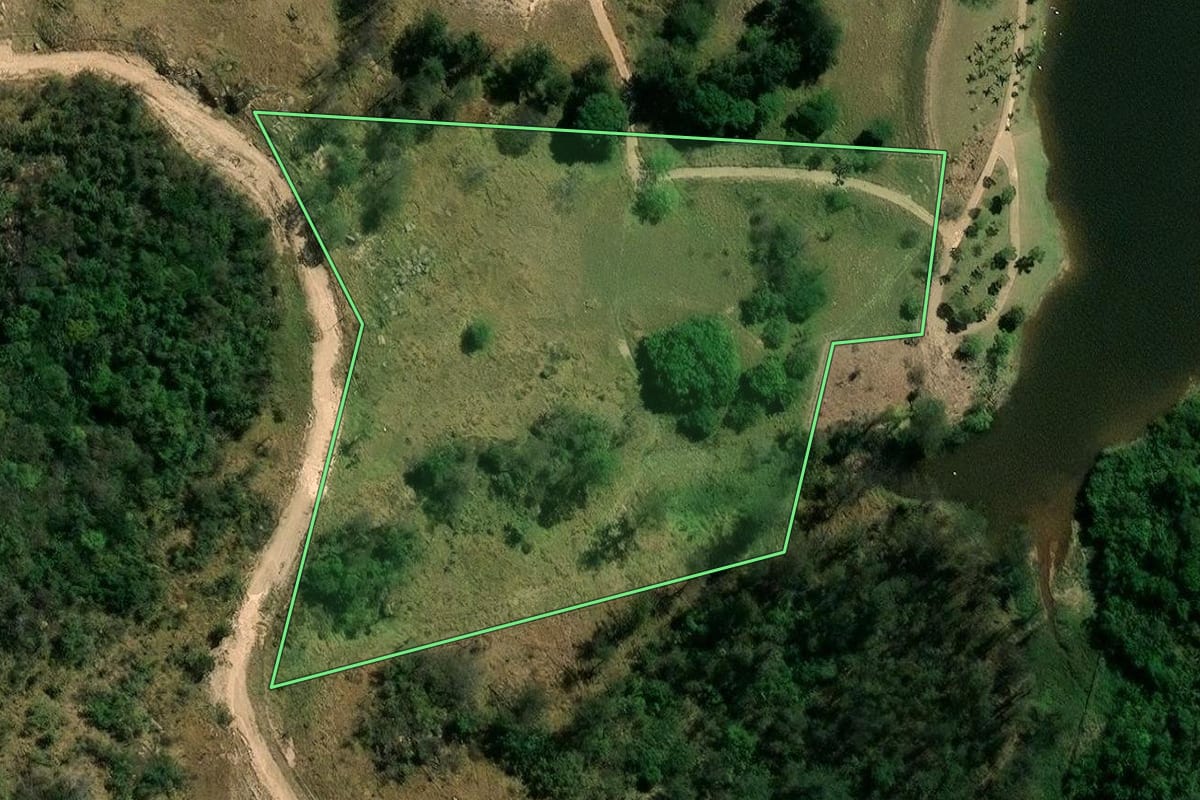 Imagem de satélite do imóvel rural em Valinhos (SP), com o contorno declarado no CAR desenhado por cima.