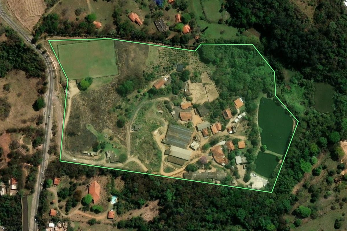 Imagem de satélite do imóvel rural em Valinhos (SP), com o contorno declarado no CAR desenhado por cima.