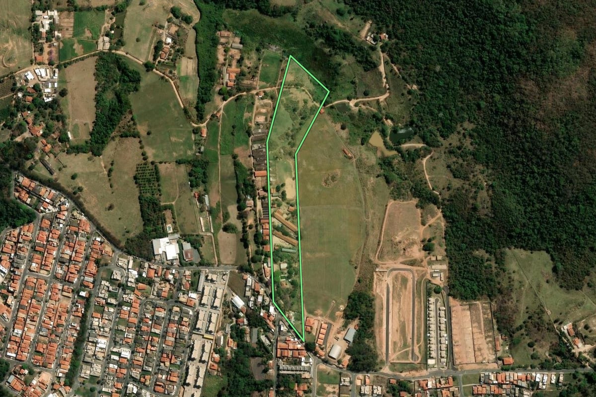 Imagem de satélite do imóvel rural em Valinhos (SP), com o contorno declarado no CAR desenhado por cima.