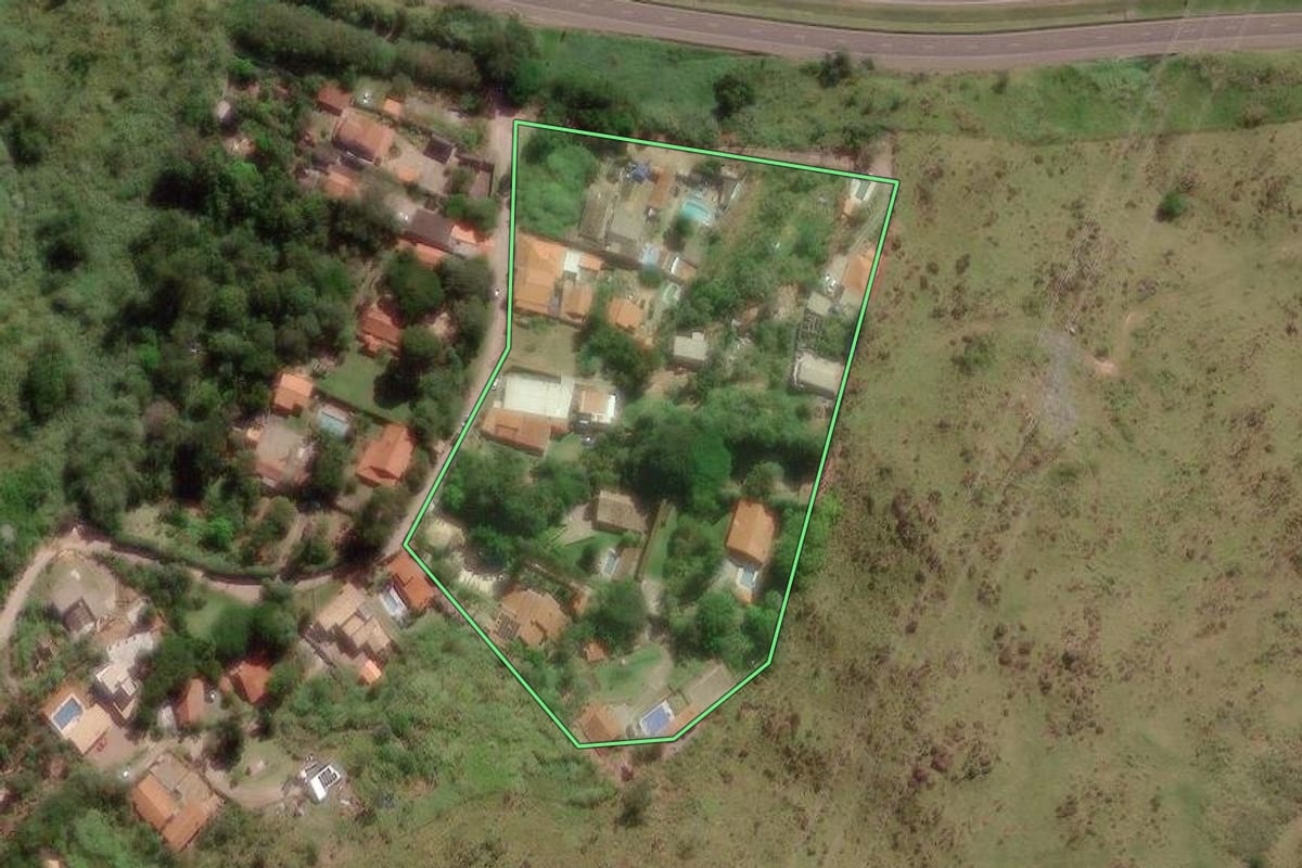 Imagem de satélite do imóvel rural em Valinhos (SP), com o contorno declarado no CAR desenhado por cima.