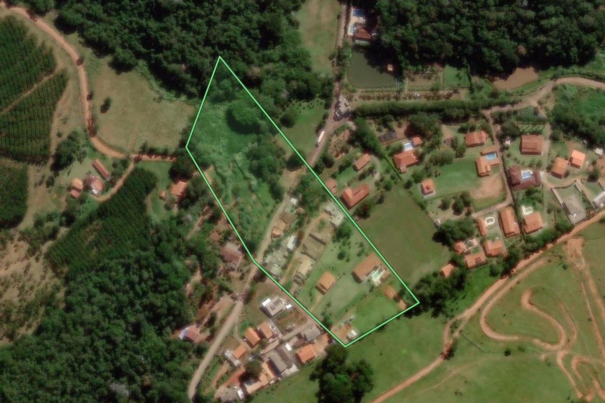 Imagem de satélite do imóvel rural em Valinhos (SP), com o contorno declarado no CAR desenhado por cima.