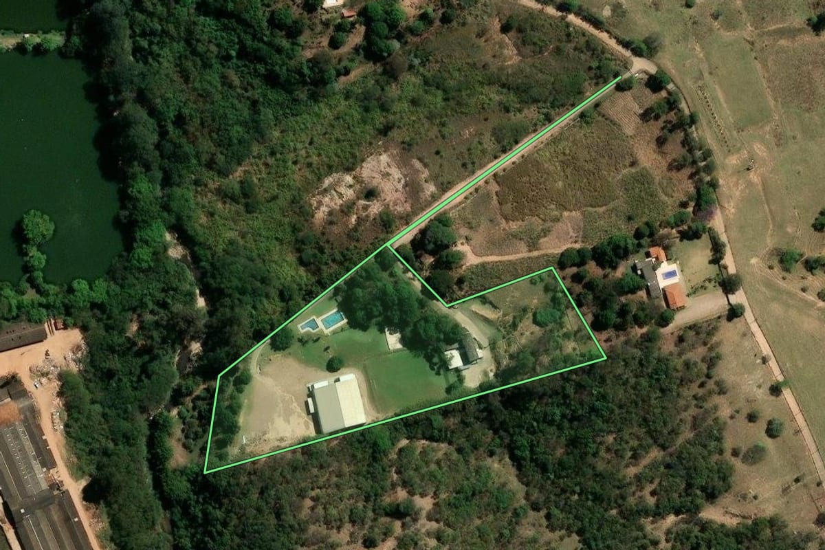 Imagem de satélite do imóvel rural em Valinhos (SP), com o contorno declarado no CAR desenhado por cima.