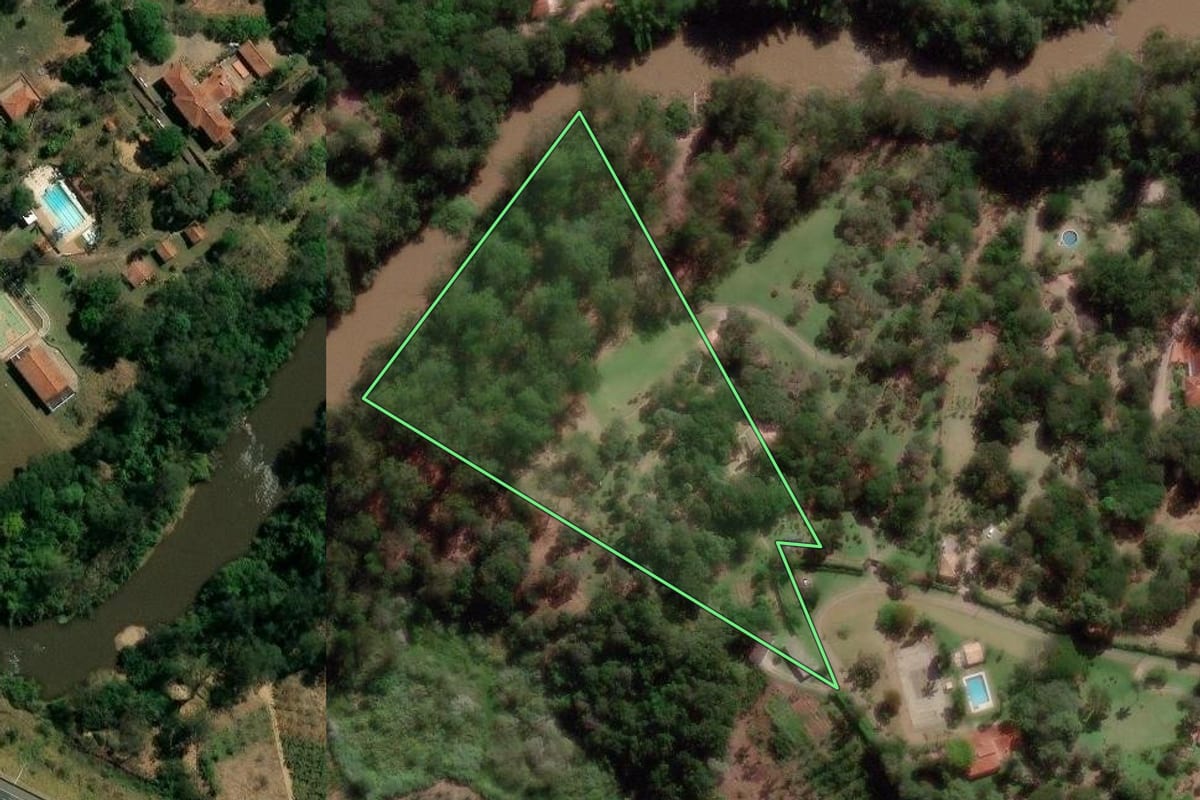Imagem de satélite do imóvel rural em Valinhos (SP), com o contorno declarado no CAR desenhado por cima.