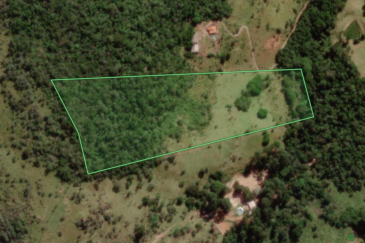 Imagem de satélite do imóvel rural em Valinhos (SP), com o contorno declarado no CAR desenhado por cima.