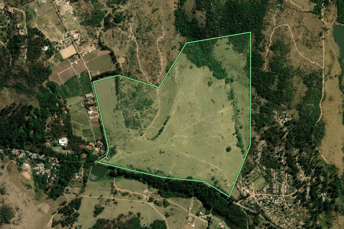 Imagem de satélite do imóvel rural em Valinhos (SP), com o contorno declarado no CAR desenhado por cima.
