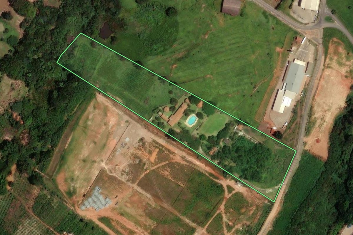 Imagem de satélite do imóvel rural em Valinhos (SP), com o contorno declarado no CAR desenhado por cima.