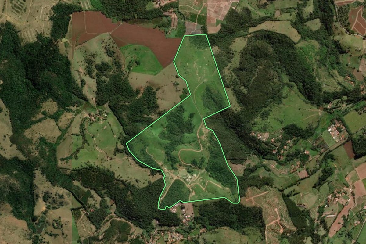 Imagem de satélite do imóvel rural em Valinhos (SP), com o contorno declarado no CAR desenhado por cima.
