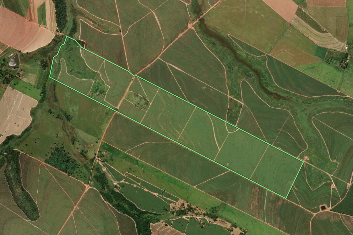 Imagem de satélite do imóvel rural em Valparaíso (SP), com o contorno declarado no CAR desenhado por cima.