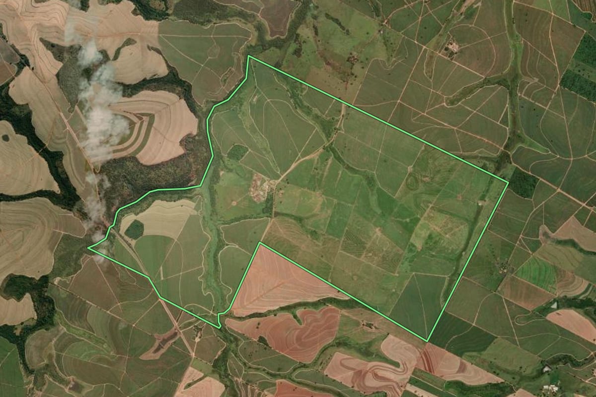 Imagem de satélite do imóvel rural em Valparaíso (SP), com o contorno declarado no CAR desenhado por cima.