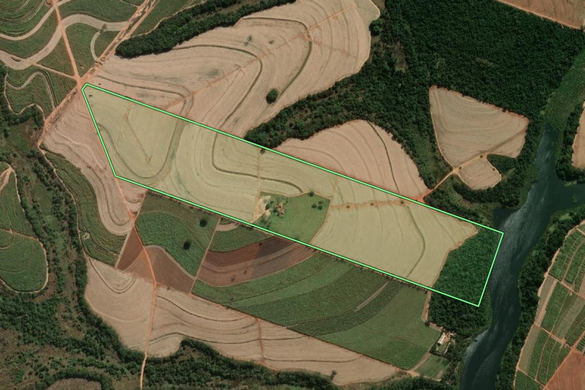 Imagem de satélite do imóvel rural em Valparaíso (SP), com o contorno declarado no CAR desenhado por cima.
