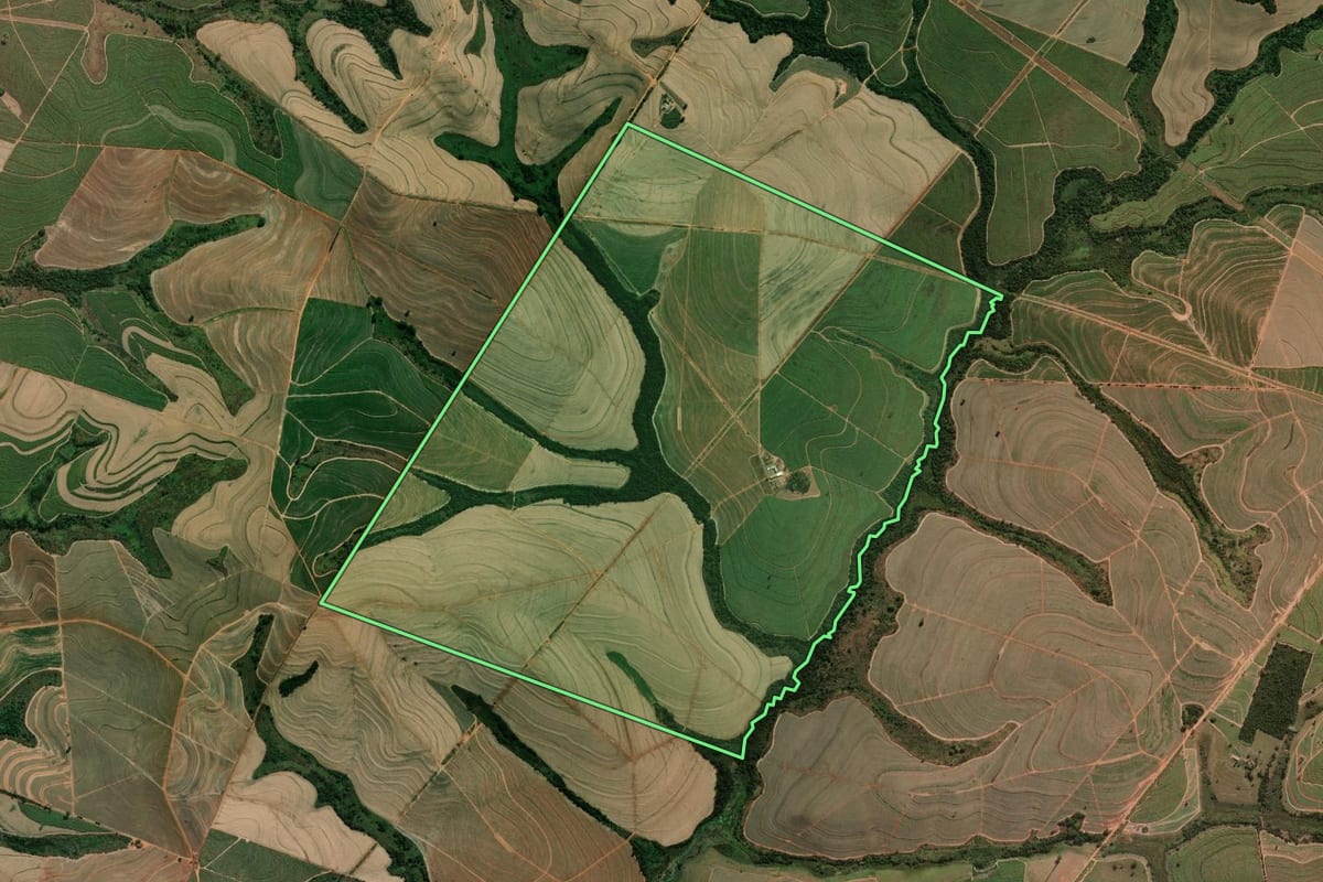 Imagem de satélite do imóvel rural em Valparaíso (SP), com o contorno declarado no CAR desenhado por cima.