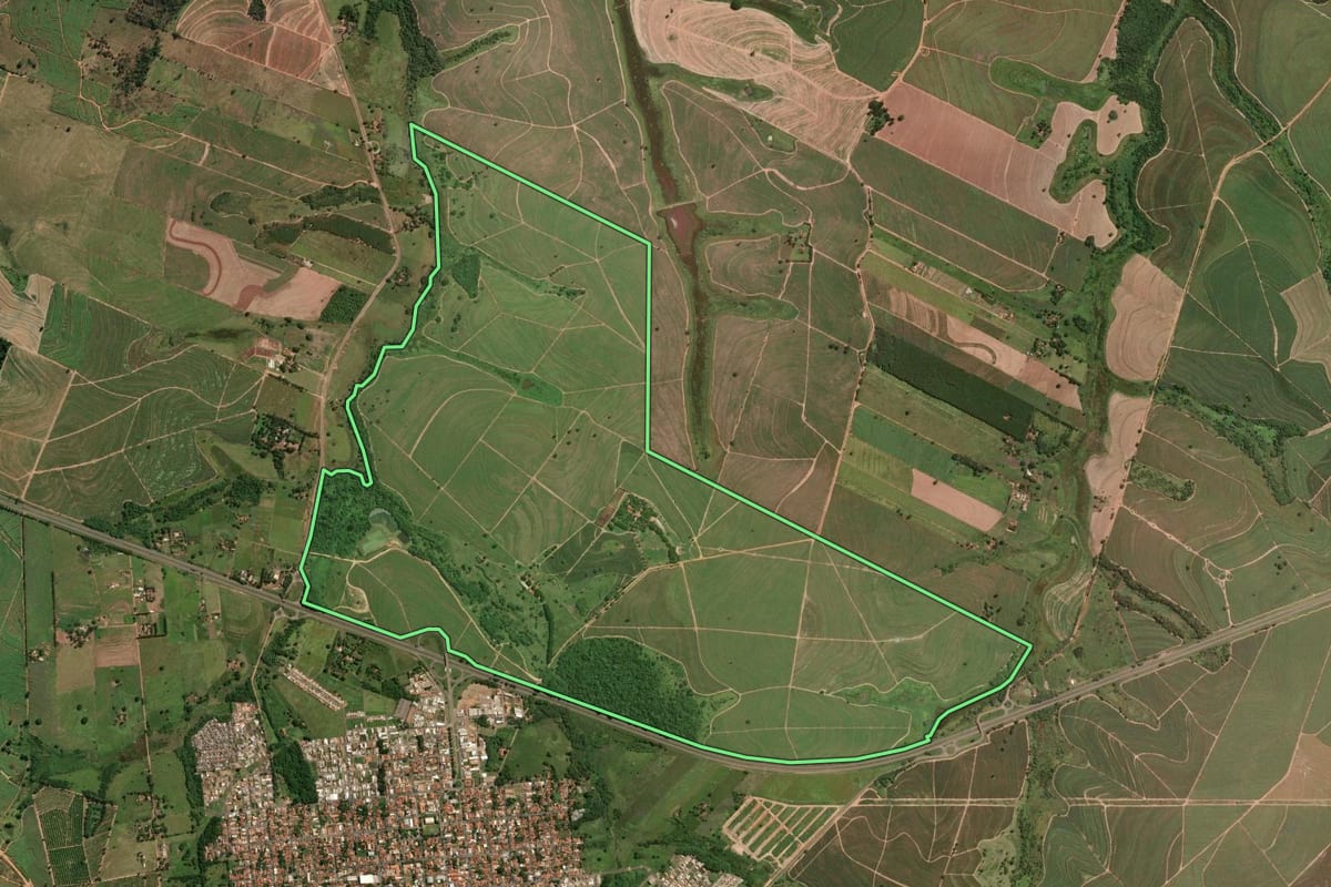 Imagem de satélite do imóvel rural em Valparaíso (SP), com o contorno declarado no CAR desenhado por cima.
