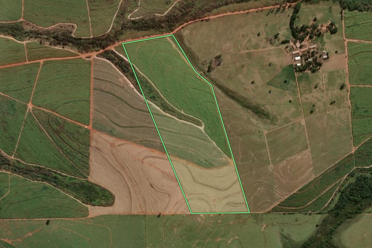 Imagem de satélite do imóvel rural em Valparaíso (SP), com o contorno declarado no CAR desenhado por cima.