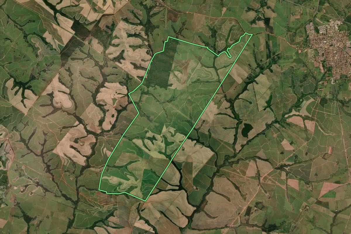 Imagem de satélite do imóvel rural em Valparaíso (SP), com o contorno declarado no CAR desenhado por cima.