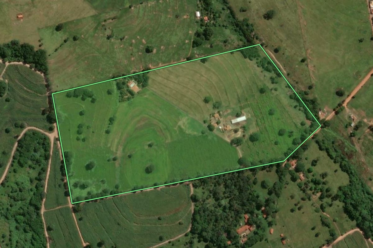 Imagem de satélite do imóvel rural em Valparaíso (SP), com o contorno declarado no CAR desenhado por cima.