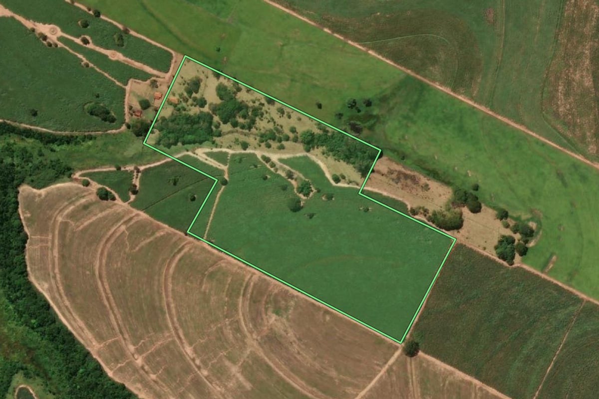 Imagem de satélite do imóvel rural em Valparaíso (SP), com o contorno declarado no CAR desenhado por cima.