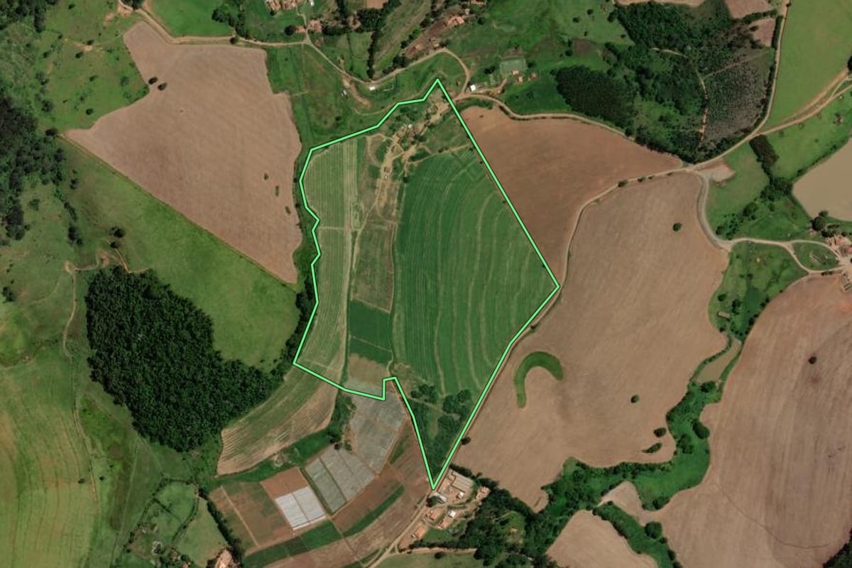 Imagem de satélite do imóvel rural em Vargem (SP), com o contorno declarado no CAR desenhado por cima.
