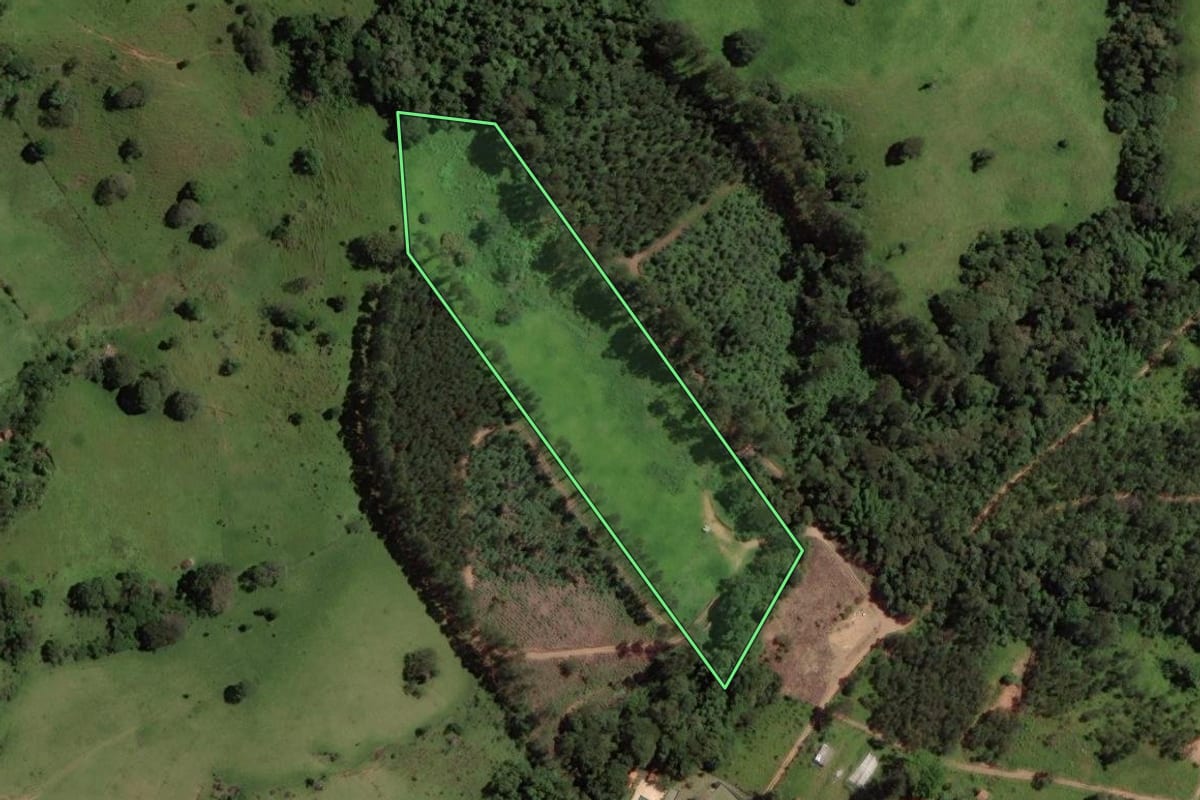 Imagem de satélite do imóvel rural em Vargem (SP), com o contorno declarado no CAR desenhado por cima.