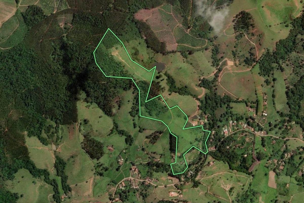 Imagem de satélite do imóvel rural em Vargem (SP), com o contorno declarado no CAR desenhado por cima.