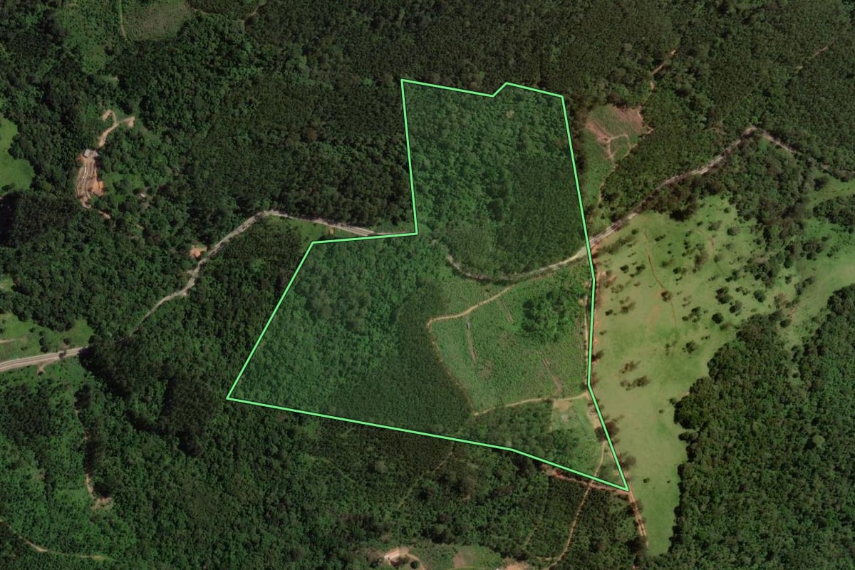 Imagem de satélite do imóvel rural em Vargem (SP), com o contorno declarado no CAR desenhado por cima.
