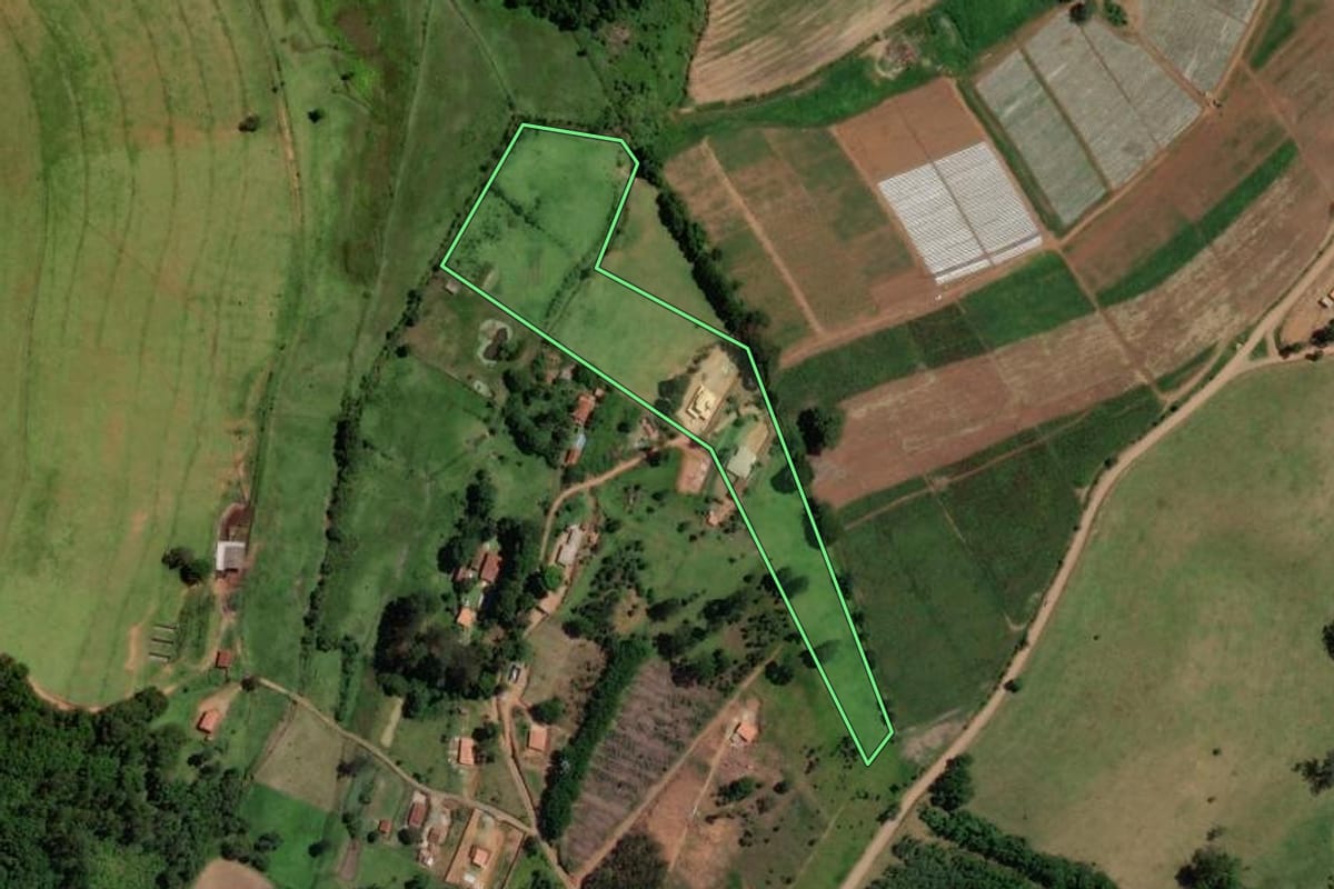 Imagem de satélite do imóvel rural em Vargem (SP), com o contorno declarado no CAR desenhado por cima.