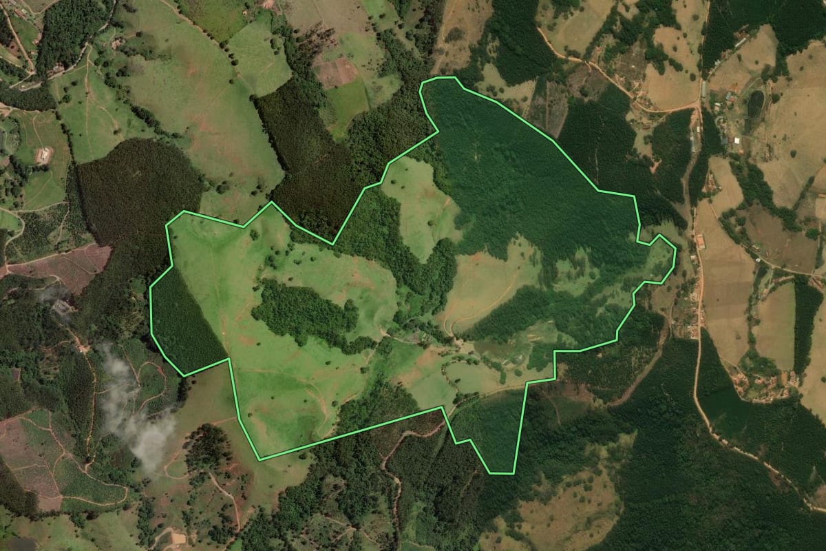 Imagem de satélite do imóvel rural em Vargem (SP), com o contorno declarado no CAR desenhado por cima.